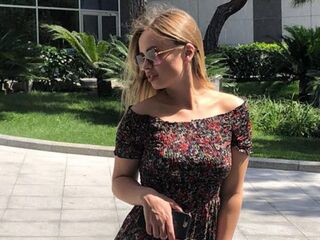 camgirl playing with vibrator EmileeBeyale