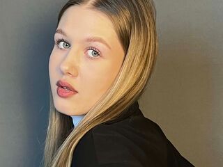 naughty camgirl fingering shaved pussy JoycelynDoctor