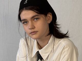 naughty cam girl fingering pussy LeannMolineaux