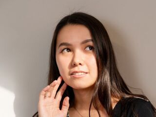 live webcam performer LeoniaMangis