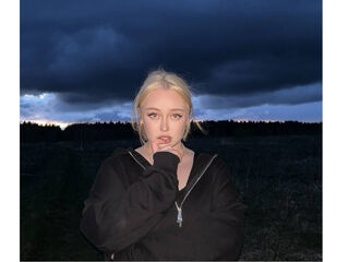 hot cam girl fingering shaved pussy LitaBloom